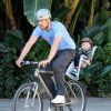 Josh Duhamel fait du vélo avec son fils Axl à Santa Monica, le 4 janvier 2015. 