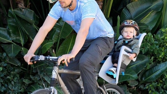Josh Duhamel : En balade avec son fils, l'acteur se met au vélo !