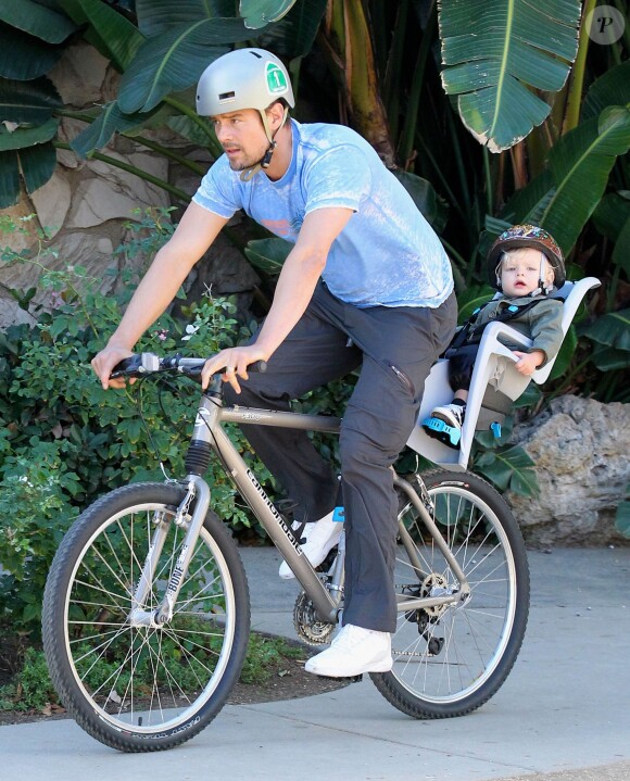 Josh Duhamel fait du vélo avec son fils Axl à Santa Monica, le 4 janvier 2015. 