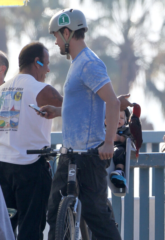 Josh Duhamel fait du vélo avec son fils Axl à Santa Monica, le 4 janvier 2015. 