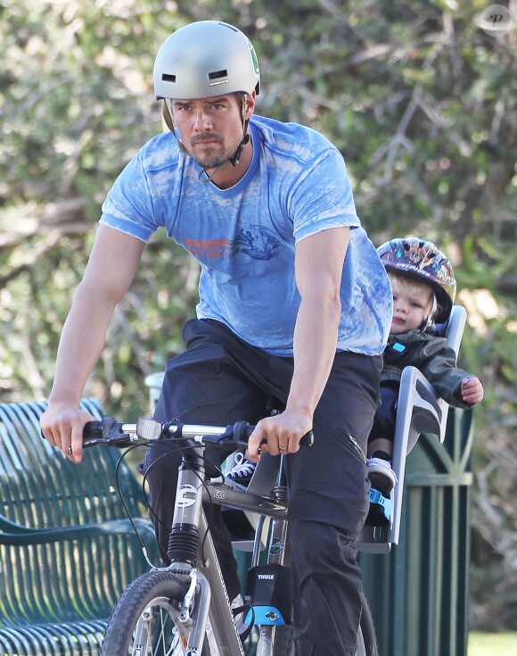 Josh Duhamel fait du vélo avec son fils Axl à Santa Monica, le 4 janvier 2015. 