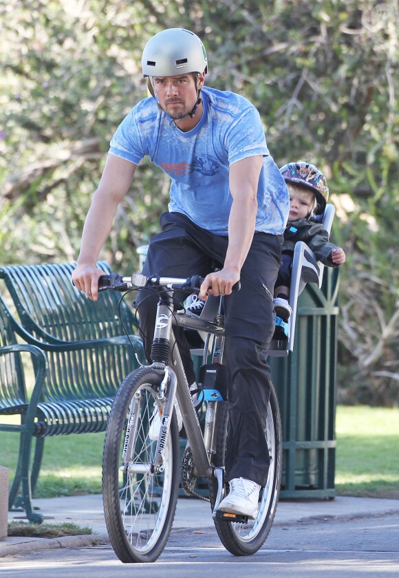 Josh Duhamel fait du vélo avec son fils Axl à Santa Monica, le 4 janvier 2015. 