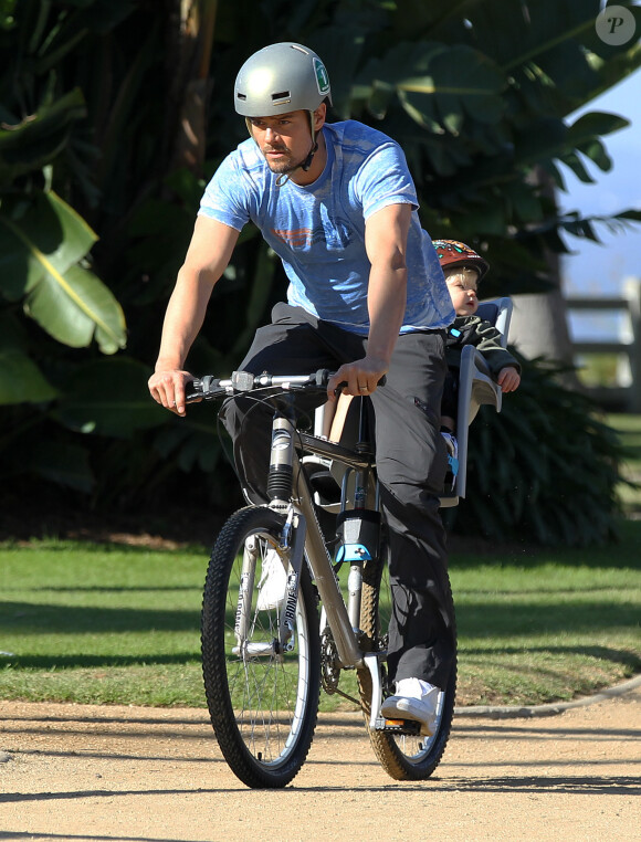 Josh Duhamel fait du vélo avec son fils Axl à Santa Monica, le 4 janvier 2015. 