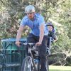 Josh Duhamel fait du vélo avec son fils Axl à Santa Monica, le 4 janvier 2015.