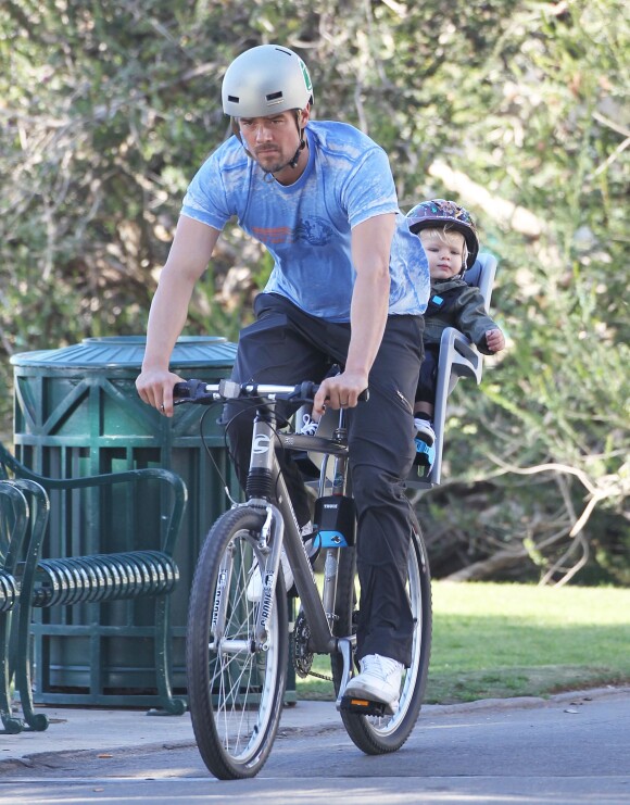 Josh Duhamel fait du vélo avec son fils Axl à Santa Monica, le 4 janvier 2015.