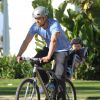 Josh Duhamel fait du vélo avec son fils Axl, le 4 janvier 2015. 
