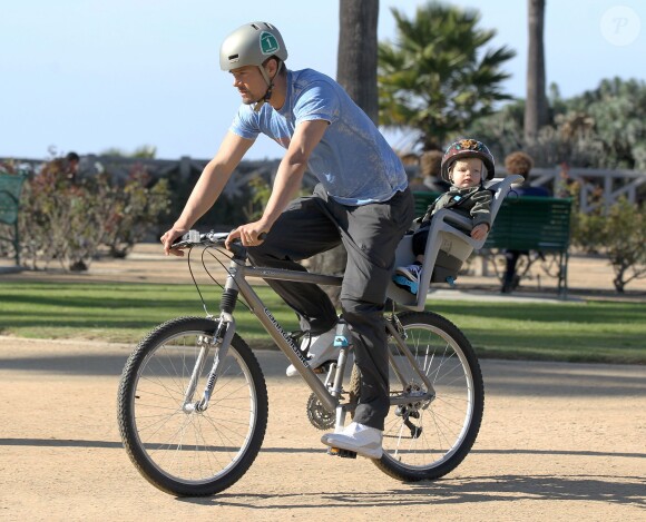 Josh Duhamel fait du vélo avec son fils Axl à Santa Monica, le 4 janvier 2015. 