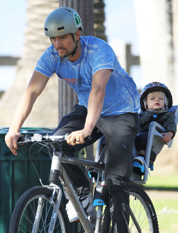Josh Duhamel fait du vélo avec son fils Axl à Santa Monica, le 4 janvier 2015. 