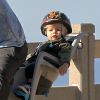 Josh Duhamel fait du vélo avec son fils Axl à Santa Monica, le 4 janvier 2015. 
