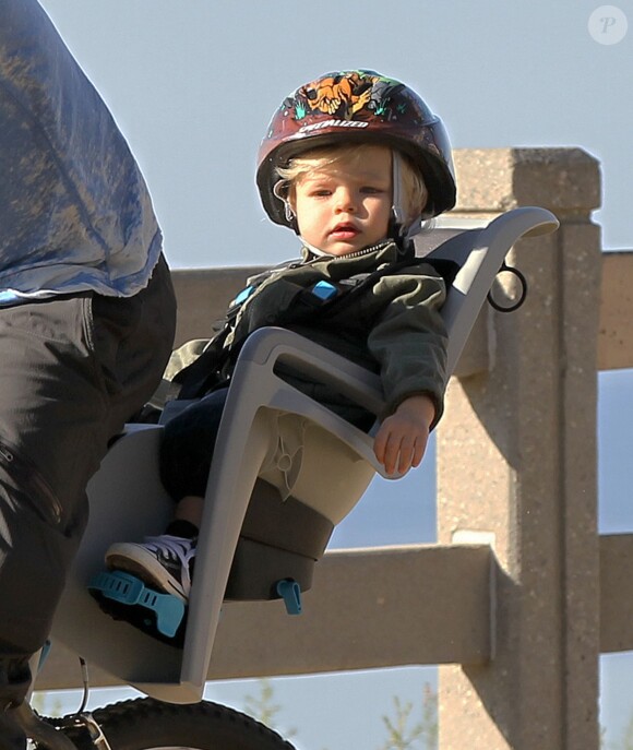 Josh Duhamel fait du vélo avec son fils Axl à Santa Monica, le 4 janvier 2015. 