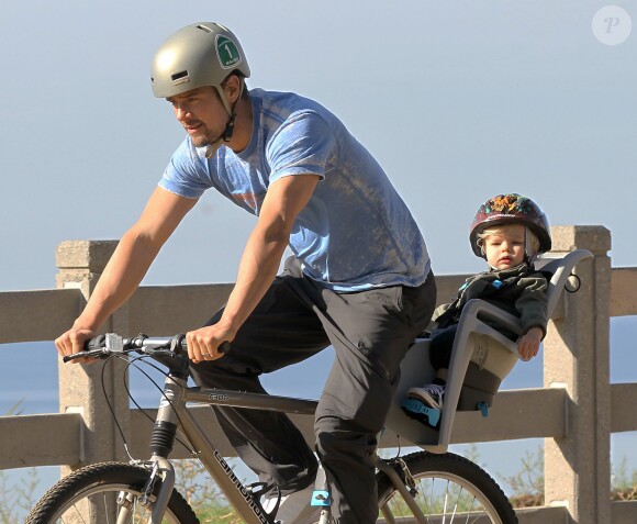 Josh Duhamel fait du vélo avec son fils Axl à Santa Monica, le 4 janvier 2015. 