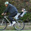 Josh Duhamel fait du vélo avec son fils Axl dans les rues de Brentwood, le 3 janvier 2015 