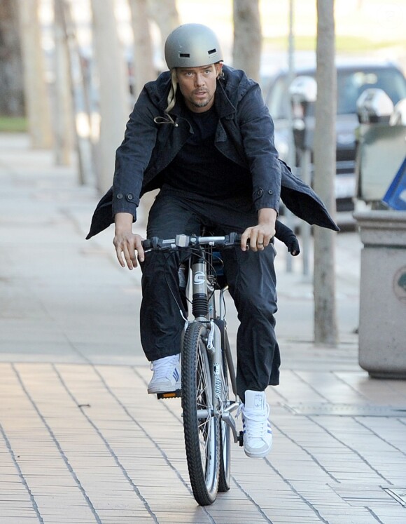 Josh Duhamel fait du vélo avec son fils Axl dans les rues de Brentwood, le 3 janvier 2015 