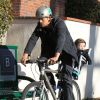 Josh Duhamel fait du vélo avec son fils Axl dans les rues de Brentwood, le 3 janvier 2015 
