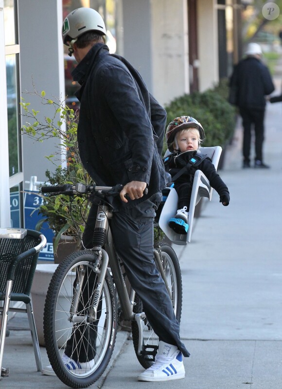 Josh Duhamel fait du vélo avec son fils Axl dans les rues de Brentwood, le 3 janvier 2015  