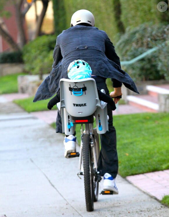 Josh Duhamel fait du vélo avec son fils Axl dans les rues de Brentwood, le 3 janvier 2015  