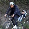 Josh Duhamel fait du vélo avec son fils Axl dans les rues de Brentwood, le 3 janvier 2015