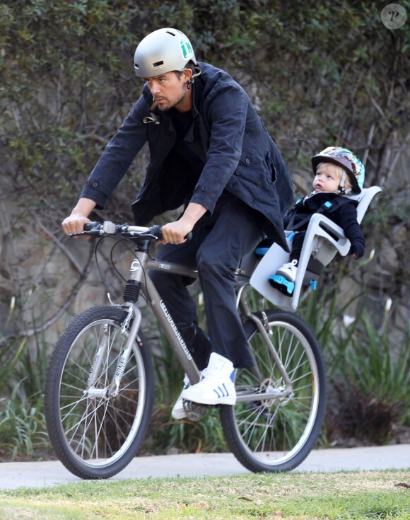 Josh Duhamel fait du vélo avec son fils Axl dans les rues de Brentwood, le 3 janvier 2015