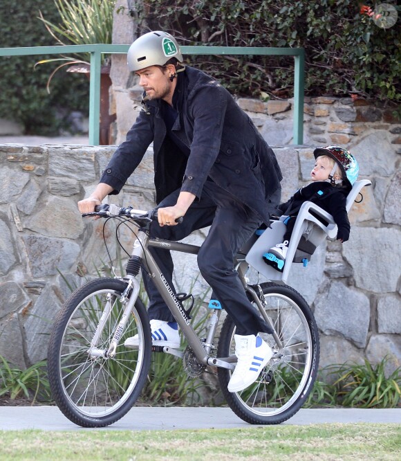 Josh Duhamel fait du vélo avec son fils Axl dans les rues de Brentwood, le 3 janvier 2015  