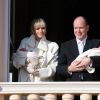La princesse Charlene et le prince Albert II de Monaco ont officiellement présenté les jumeaux Gabriella et Jacques au balcon du palais princier, le 7 janvier 2015, devant plusieurs milliers de Monégasques et en présence de leurs proches, réunis dans le salon des Glaces.