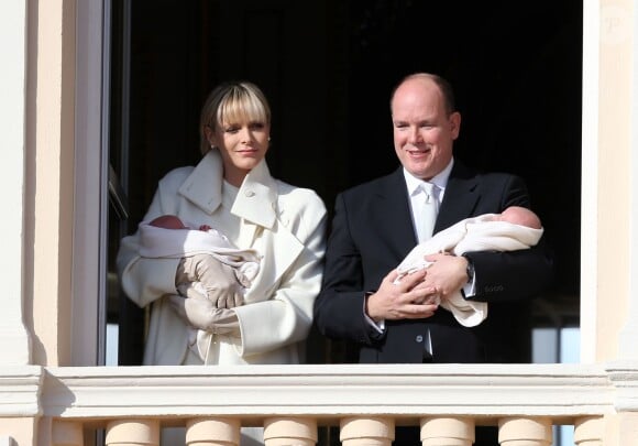 La princesse Charlene et le prince Albert II de Monaco ont officiellement présenté les jumeaux Gabriella et Jacques au balcon du palais princier, le 7 janvier 2015, devant plusieurs milliers de Monégasques et en présence de leurs proches, réunis dans le salon des Glaces.