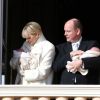 La princesse Charlene et son mari le prince Albert II de Monaco ont officiellement présenté les jumeaux Gabriella et Jacques au balcon du palais princier, le 7 janvier 2015, devant plusieurs milliers de Monégasques et en présence de leurs proches, réunis dans le salon des Glaces.