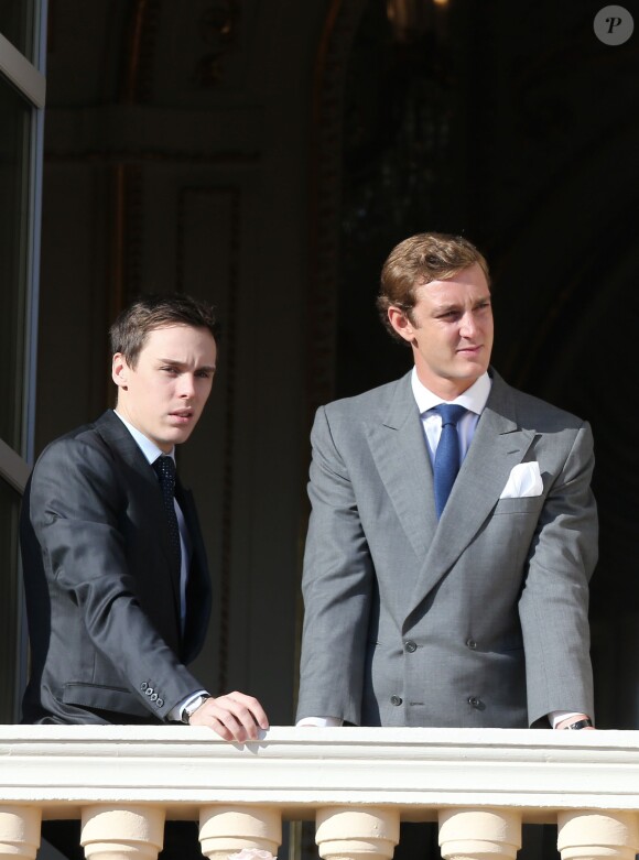 Louis Ducruet et Pierre Casiraghi lors de la présentation officielle des jumeaux Gabriella et Jacques, enfants du prince Albert II et de la princesse Charlene, au balcon du palais princier à Monaco le 7 janvier 2015.