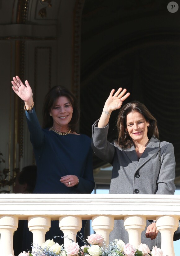La princesse Caroline de Hanovre et la princesse Stéphanie de Monaco lors de la présentation officielle des jumeaux Gabriella et Jacques, enfants du prince Albert II et de la princesse Charlene, au balcon du palais princier à Monaco le 7 janvier 2015.