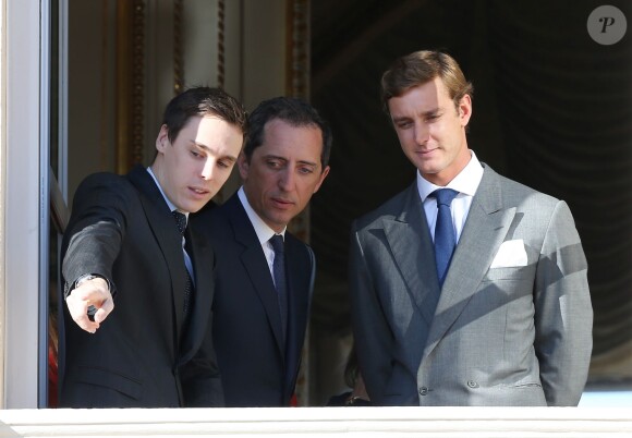 Gad Elmaleh avec Louis Ducruet et Pierre Casiraghi lors de la présentation officielle des jumeaux Gabriella et Jacques, enfants du prince Albert II et de la princesse Charlene, au balcon du palais princier à Monaco le 7 janvier 2015.