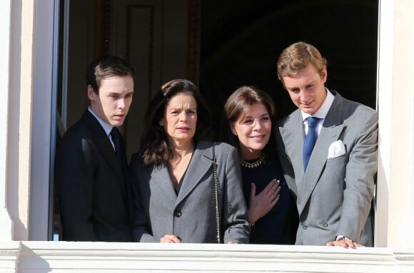 Louis Ducruet, sa mère la princesse Stéphanie de Monaco, la princesse Caroline de Hanovre et son fils Pierre Casiraghi lors de la présentation officielle des jumeaux Gabriella et Jacques, enfants du prince Albert II et de la princesse Charlene, au balcon du palais princier à Monaco le 7 janvier 2015.