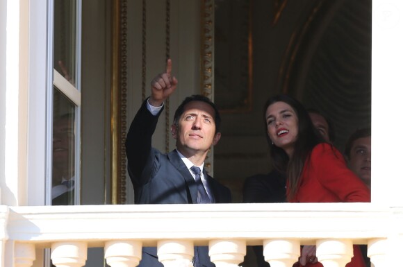 Gad Elmaleh et Charlotte Casiraghi au balcon du salon des Glaces lors de la présentation officielle des jumeaux Gabriella et Jacques, enfants du prince Albert II et de la princesse Charlene, au balcon du palais princier à Monaco le 7 janvier 2015.