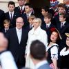 Le prince Albert II de Monaco et la princesse Charlene de Monaco sont descendus saluer longuement les quelque 5 000 Monégasques venus assister à la présentation officielle des jumeaux Gabriella et Jacques, le 7 janvier 2015.