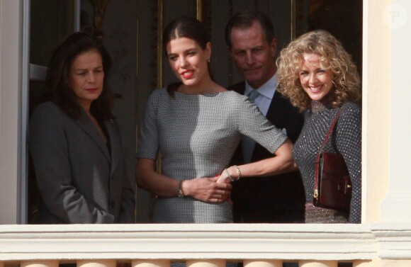 La princesse Stéphanie de Monaco, Charlotte Casiraghi et Christopher LeVine lors de la présentation officielle des jumeaux Gabriella et Jacques, enfants du prince Albert II et de la princesse Charlene, au balcon du palais princier à Monaco le 7 janvier 2015.