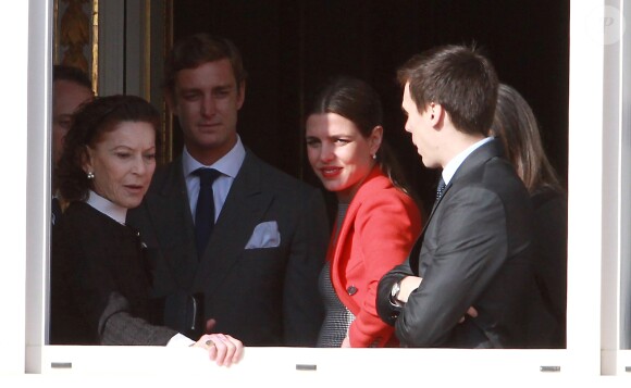 Elisabeth-Anne de Massy, Pierre Casiraghi, Charlotte Casiraghi et Louis Ducruet lors de la présentation officielle des jumeaux Gabriella et Jacques, enfants du prince Albert II et de la princesse Charlene, au balcon du palais princier à Monaco le 7 janvier 2015.