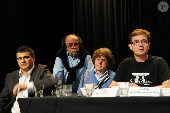 Patrick Pelloux, Jean-Michel Ribes, Cabu et Charb lors d'une conférence de presse de Charlie Hebdo au théâtre du Rond-Point des Champs Elysées à Paris le 3 novembre 2011