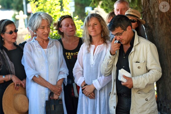 La veuve de Michel Polac Nadia, leur fille Juliette et Patrick Pelloux aux funérailles de Michel Polac à Cabrerolles, le 10 août 2012