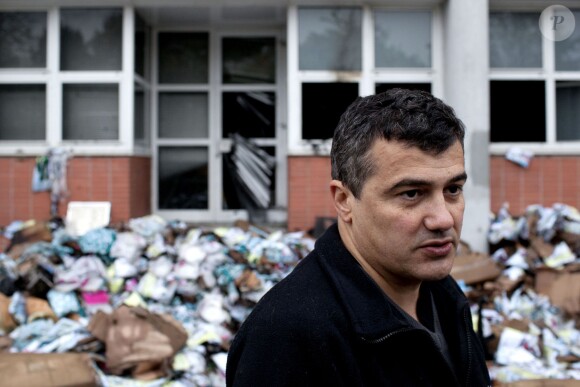 Patrick Pelloux devant les locaux de Charlie Hebdo après qu'un incendie criminel ait ravagé la rédaction du journal, le 2 novembre 2011 à Paris