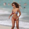 Aisha Talia, torride en bikini, profite d'un après-midi ensoleillé sur une plage de Miami avec son amie Claudia Jordan. Le 1er janvier 2015.