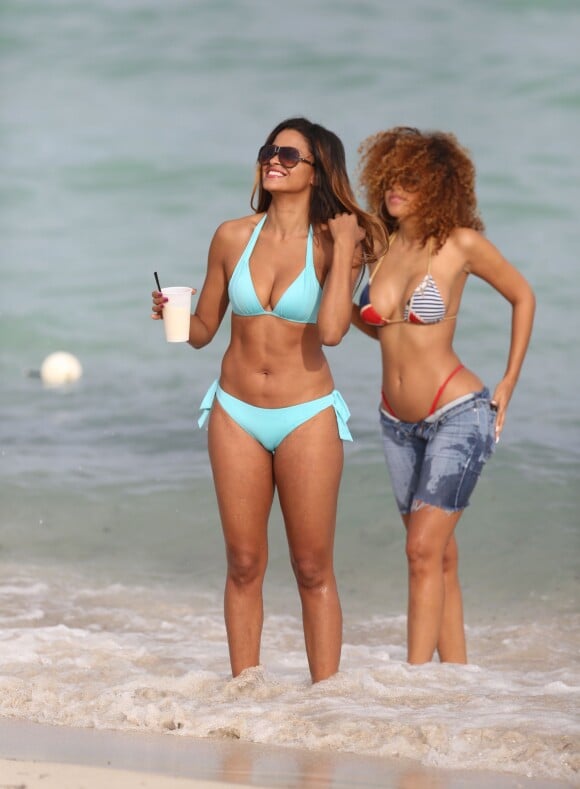 Claudia Jordan et son amie Aisha Thalia profitent d'un après-midi ensoleillé sur une plage de Miami. Le 1er janvier 2015.