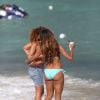 Claudia Jordan et des amies profitent d'un après-midi ensoleillé sur une plage de Miami. Le 1er janvier 2015.