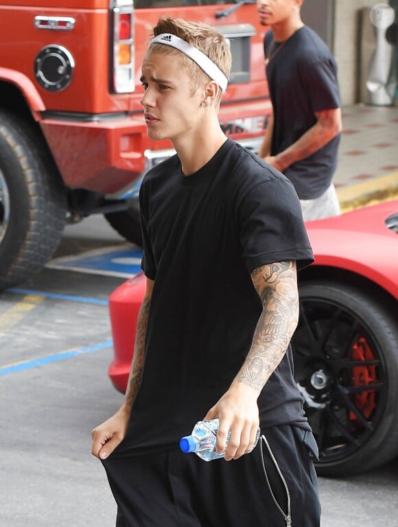 Justin Bieber se rend au centre commercial de West Hollywood, le 14 octobre 2014