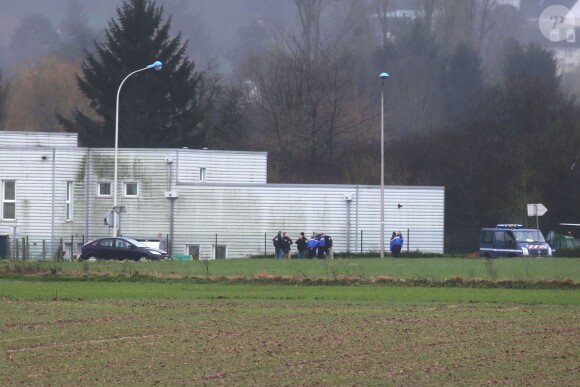 Les forces de police s'organisent aux alentours de l'entrepôt où se seraient retranchés les frères Kouachi à Dammartin-en-Goële, les suspects présumés de l'attaque terroriste dans les locaux du magazine Charlie Hebdo. Le 9 janvier 2015.