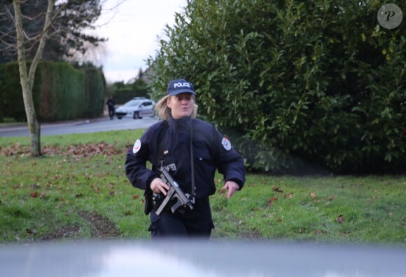 Les forces de police s'organisent aux alentours de l'entrepôt où se seraient retranchés les frères Kouachi à Dammartin-en-Goële, les suspects présumés de l'attaque terroriste dans les locaux du magazine Charlie Hebdo. Le 9 janvier 2015.