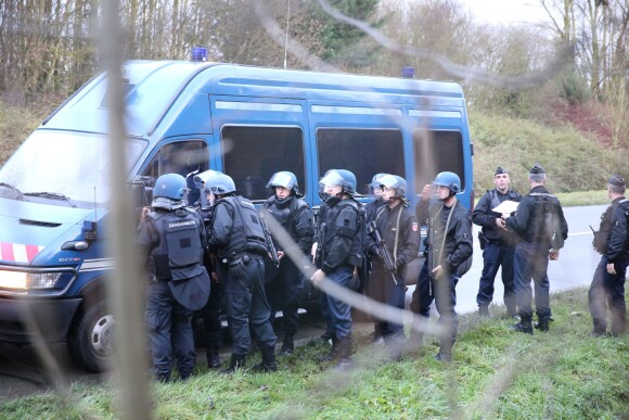 Les forces de police s'organisent aux alentours de l'entrepôt où se seraient retranchés les frères Kouachi à Dammartin-en-Goële, les suspects présumés de l'attaque terroriste dans les locaux du magazine Charlie Hebdo. Le 9 janvier 2015.