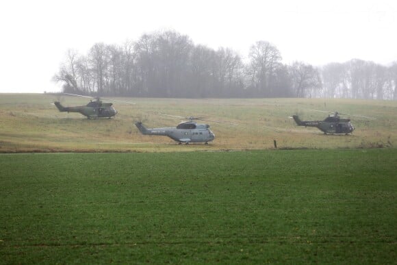 Les forces de police s'organisent aux alentours de l'entrepôt où se seraient retranchés les frères Kouachi à Dammartin-en-Goële, les suspects présumés de l'attaque terroriste dans les locaux du magazine Charlie Hebdo. Le 9 janvier 2015.
