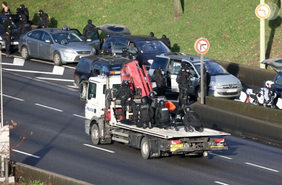 Les forces de police s'apprêtent à donner à l'assaut au supermarché "Hyper Cacher" de la porte de Vincennes, où le suspect présumé de la fusillade de Montrouge a pris des otages. Paris, le 9 janvier 2015.