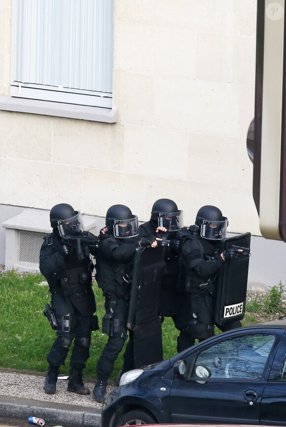 Les forces de police s'apprêtent à donner à l'assaut au supermarché "Hyper Cacher" de la porte de Vincennes, où le suspect présumé de la fusillade de Montrouge a pris des otages. Paris, le 9 janvier 2015.