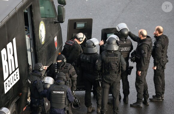 Les forces de police s'apprêtent à donner à l'assaut au supermarché "Hyper Cacher" de la porte de Vincennes, où le suspect présumé de la fusillade de Montrouge a pris des otages. Paris, le 9 janvier 2015.