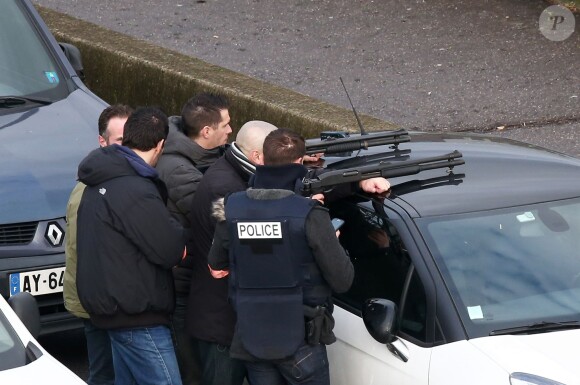 Les forces de police s'apprêtent à donner à l'assaut au supermarché "Hyper Cacher" de la porte de Vincennes, où le suspect présumé de la fusillade de Montrouge a pris des otages. Paris, le 9 janvier 2015.