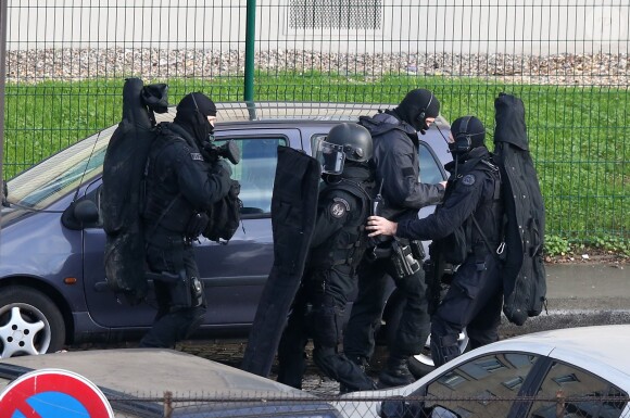 Les forces de police s'apprêtent à donner à l'assaut au supermarché "Hyper Cacher" de la porte de Vincennes, où le suspect présumé de la fusillade de Montrouge a pris des otages. Paris, le 9 janvier 2015.